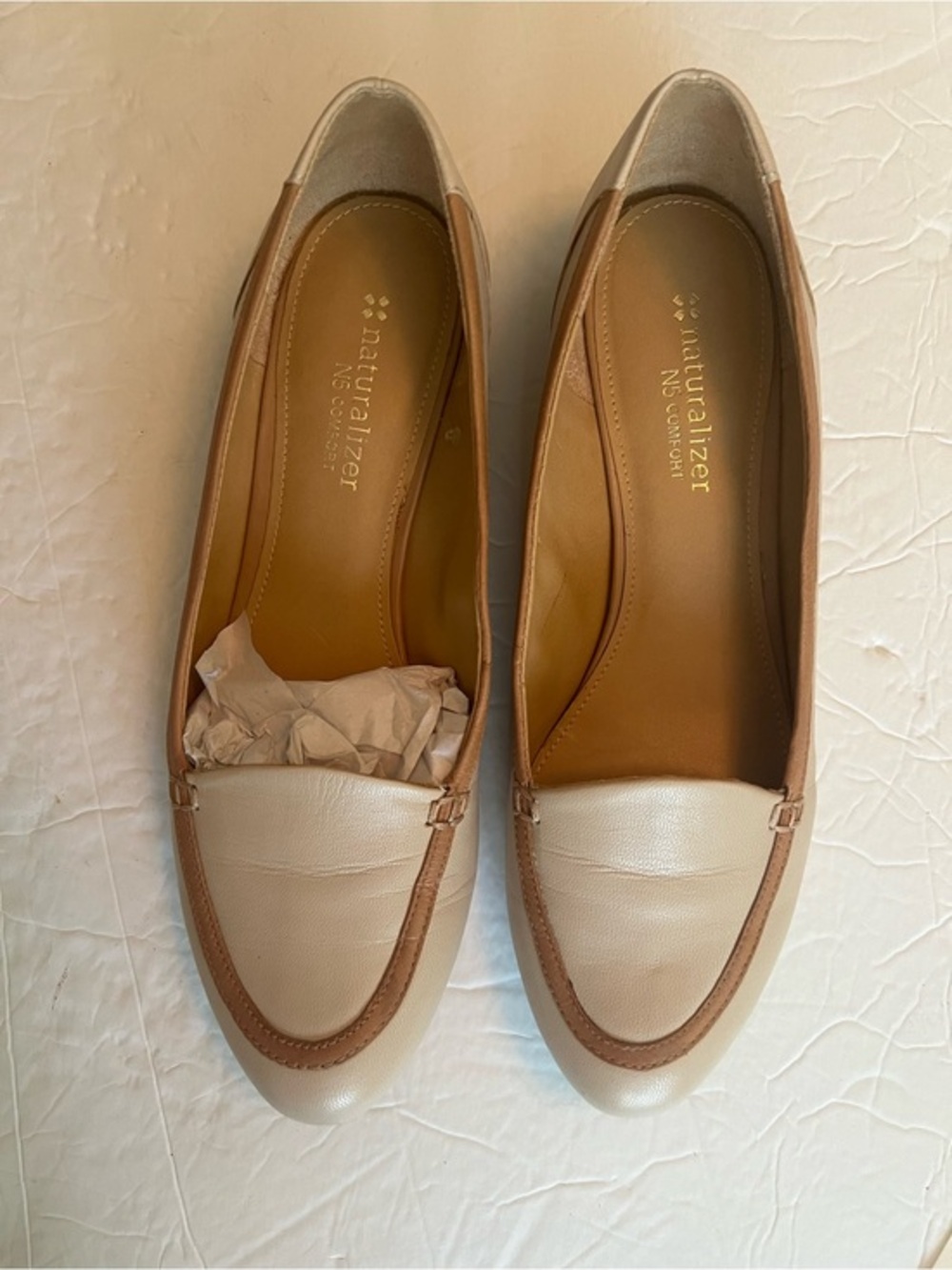 Women’s 9N Naturalizer Two-Tone Cream and Tan Slip-On Loafers